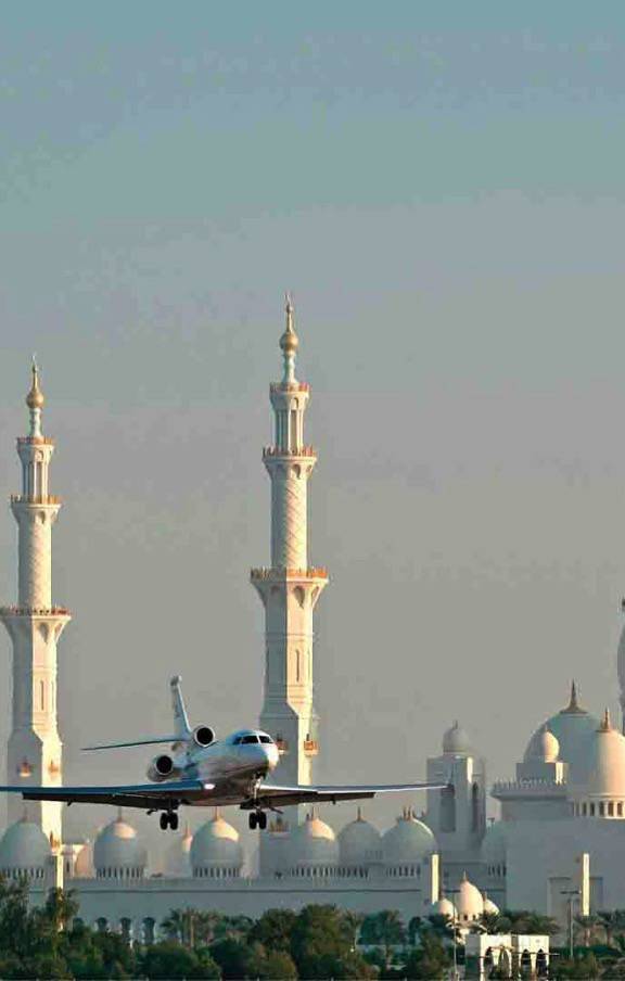 Abu Dhabi, um espetáculo de inovação e tradição, oferece uma jornada única através de seus mercados, mesquitas e museus.