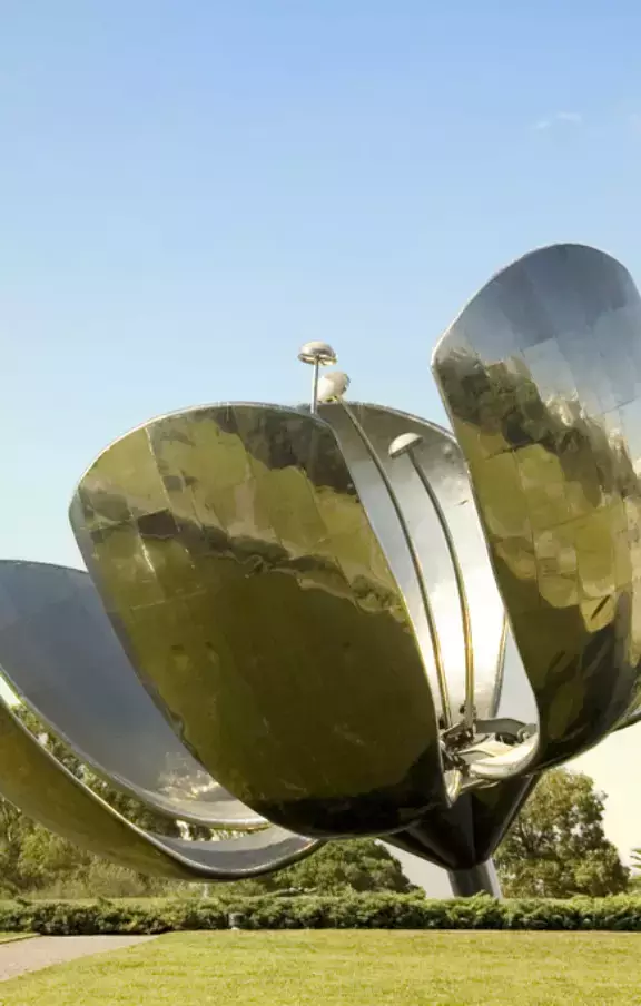 Imagem da Floralis Genérica, uma das esculturas mais emblemáticas de Buenos Aires, Argentina. A obra de arte em aço e alumínio é um símbolo de esperança e renovação. Uma visita imperdível para incluir em seu pacote de viagem para Buenos Aires.