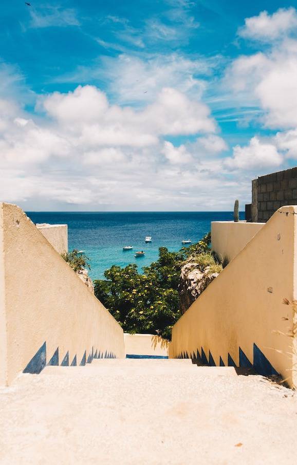 Explore a rica história de Curaçao ao visitar a cidade de Willemstad, com sua arquitetura holandesa colonial e marcos históricos.