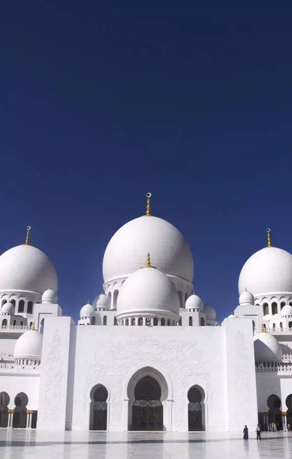 Viva a opulência de Abu Dhabi, navegando entre a modernidade de suas construções e a rica história dos Emirados Árabes Unidos