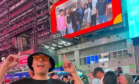 Veja-se em um outdoor na Times Square por 24 horas