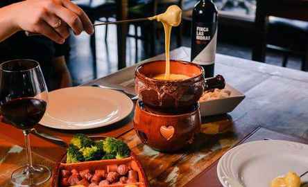 Noite suíça em Gramado com jantar de fondue