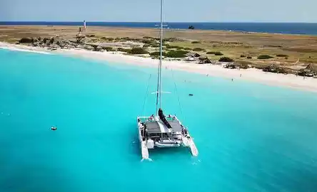 Viagem de catamarã ao pôr do sol em Klein Curaçao com almoço com churrasco e open bar