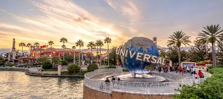 Parque de diversões da Universal Studios na Flórida, ao fundo o Hard Rock Café, e à frente o logo do globo da Universal.
