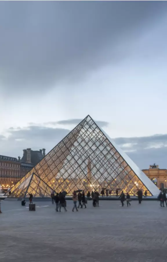 Explore o Louvre em Paris, casa de inúmeras obras-primas e um tesouro da cultura e história mundial.