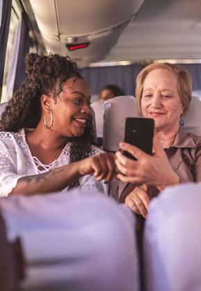 Mulher de óculos olhando para o celular