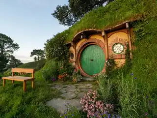 Experiência da Terra Média - cenário do filme Hobbiton e passeio pela caverna Glowworm