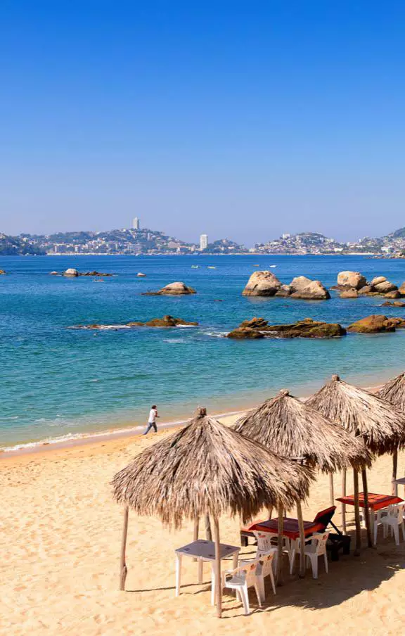 Mergulhe na atmosfera vibrante de Acapulco, onde a música, dança e alegria são tão infinitas quanto suas praias.