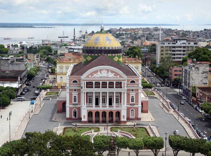 Vista panorâmica do Largo de São Sebastião em Manaus, capital do estado do Amazonas. Com destaque para Teatro Amazonas e Rio Negro ao fundo.