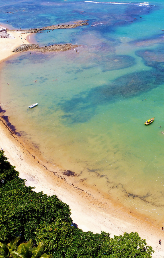 Imagem deslumbrante do mar de Porto Seguro, onde as ondas suaves beijam as areias douradas, criando um cenário de tranquilidade e beleza natural. Um convite ao relaxamento e à contemplação