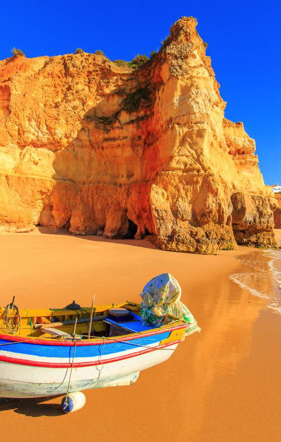 O Algarve espera por você com suas águas azul-turquesa, campos de golfe de classe mundial e uma atmosfera acolhedora e vibrante.