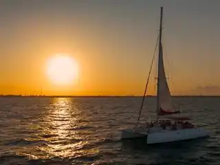 Cruzeiro de barco ao pôr do sol em Cancun pela Cancun Sailing