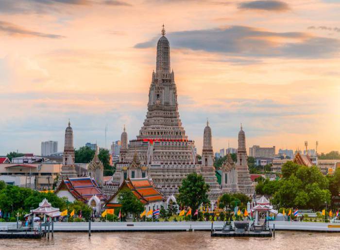 Incrível paisagem do templo de Wat Arun, um dos ícones mais conhecidos da Tailândia.