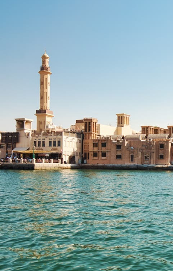 Maravilhe-se com a arquitetura dos arranha-céus de Dubai, que formam um horizonte de grandeza e luxo.