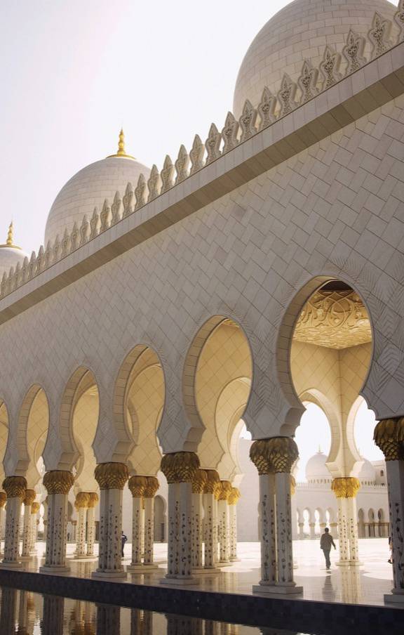 Descubra a magnificência de Abu Dhabi, com seus arranha-céus deslumbrantes, cultura autêntica e hospitalidade inigualável.
