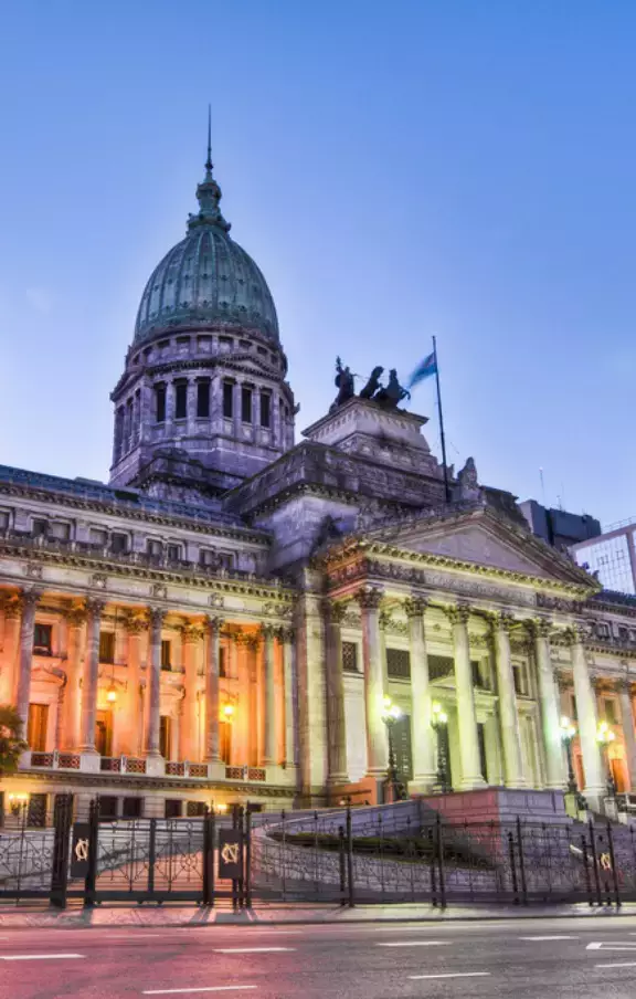 Visão panorâmica de monumentos arquitetônicos em Buenos Aires, destacando a rica história e cultura da cidade. Explore essas maravilhas em nossos pacotes de viagens