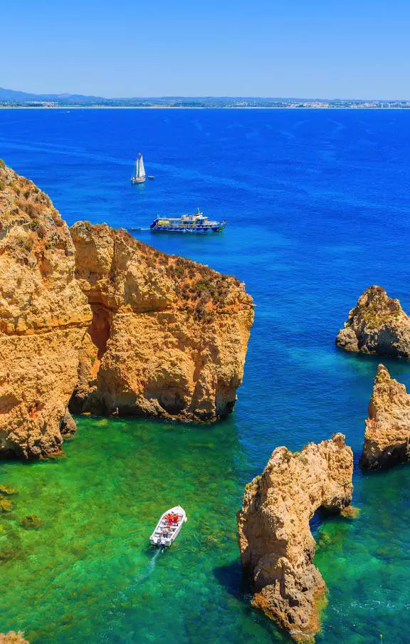 Explore a magia do Algarve, um destino que encanta com sua rica história, gastronomia deliciosa e paisagens naturais de tirar o fôlego