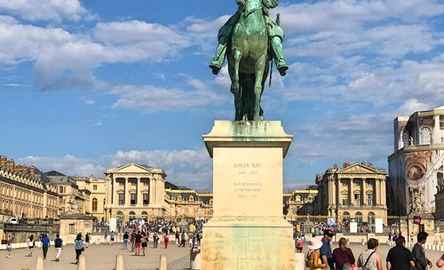 Palace of Versailles & Gardens: Guided Tour + Transport