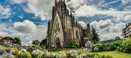 Dia ensolarado com a vista da Paróquia de Nossa Senhora de Lourdes, também conhecida a como a Catedral de Canela.