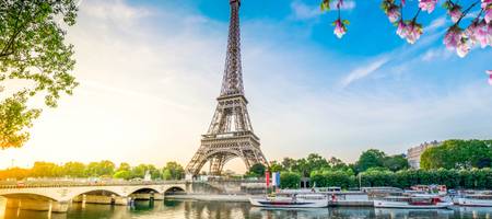 Torre Eiffel em um dia ensolarado de Paris, cidade clássica e romântica da França.