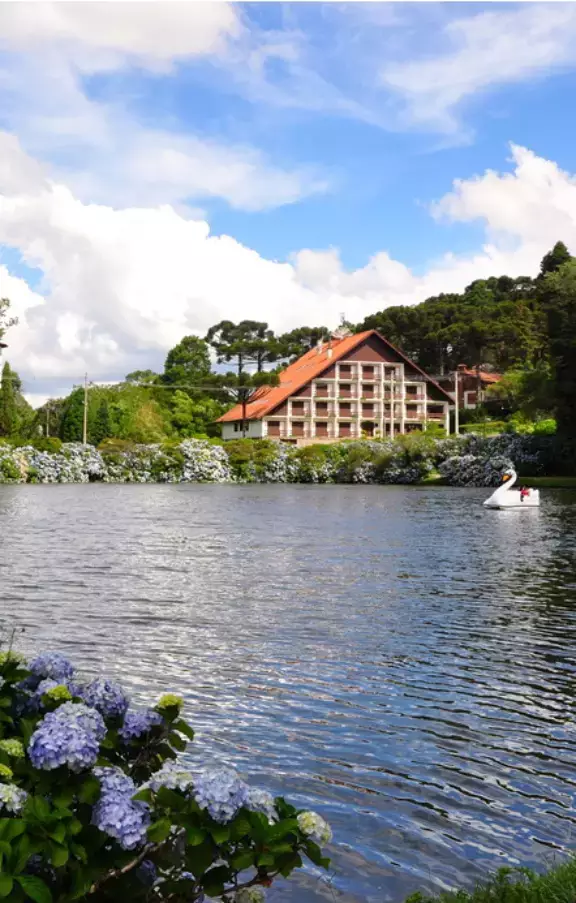 Com diversas atrações turísticas, como o Lago Negro que é super famoso em Gramado