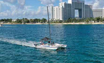 Cancún - Isla Mujeres Sunset Catamaran Tour com Open Bar