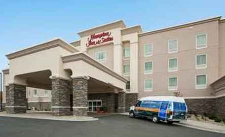 Hampton Inn & Suites Minot Airport