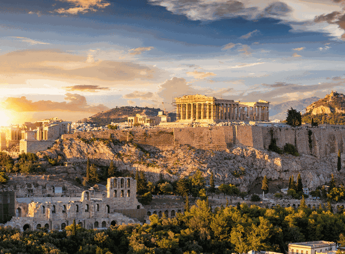 Atenas, momento mágico enquanto o sol se põe sobre a cidade histórica.
