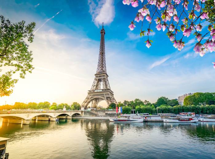 Torre Eiffel em um dia ensolarado de Paris, cidade clássica e romântica da França.