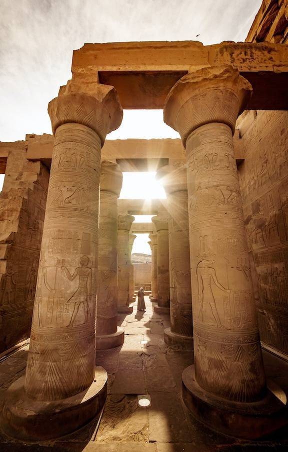 Contemple as majestosas pirâmides de Gizé, uma das Sete Maravilhas do Mundo Antigo, e mergulhe na arqueologia fascinante do Egito.