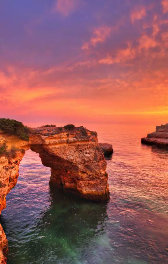 Desfrute do Algarve, onde o sol brilha generosamente sobre as praias douradas e as cidades históricas exalam charme e tradição.