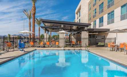 Holiday Inn Express & Suites Lake Havasu - London Bridge