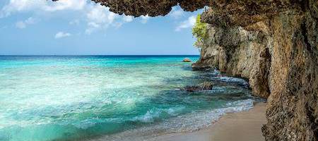 Descubra Curaçao, uma ilha paradisíaca no Caribe, famosa por suas praias de águas cristalinas, cultura vibrante e arquitetura colorida. Explore a rica história e mergulhe em aventuras subaquáticas.