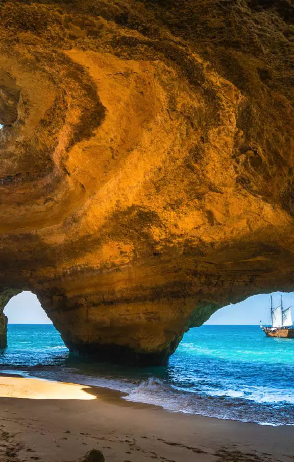 Algarve, um tesouro português que fascina com suas praias paradisíacas, culinária mediterrânea e uma rica tapeçaria cultural.