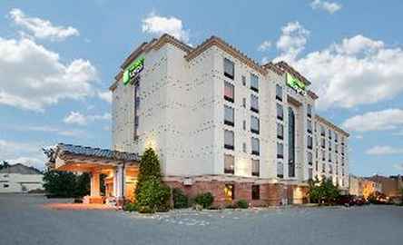 Holiday Inn Express & Suites Bloomington
