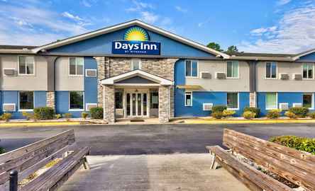 Days Inn by Wyndham Savannah Gateway I-95