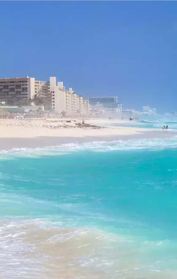Imagem das praias deslumbrantes de Cancún, com suas areias brancas e águas turquesas, criando o cenário ideal para férias inesquecíveis. Explore essas belezas em nossos pacotes de viagens.
