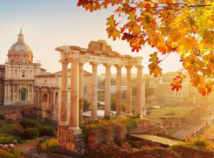 Roma é uma cidade histórica na Itália, conhecida por suas impressionantes ruínas antigas e arquitetura barroca. Com atrações como a Fontana di Trevi e o Vaticano, é um destino para quem busca história e cultura.