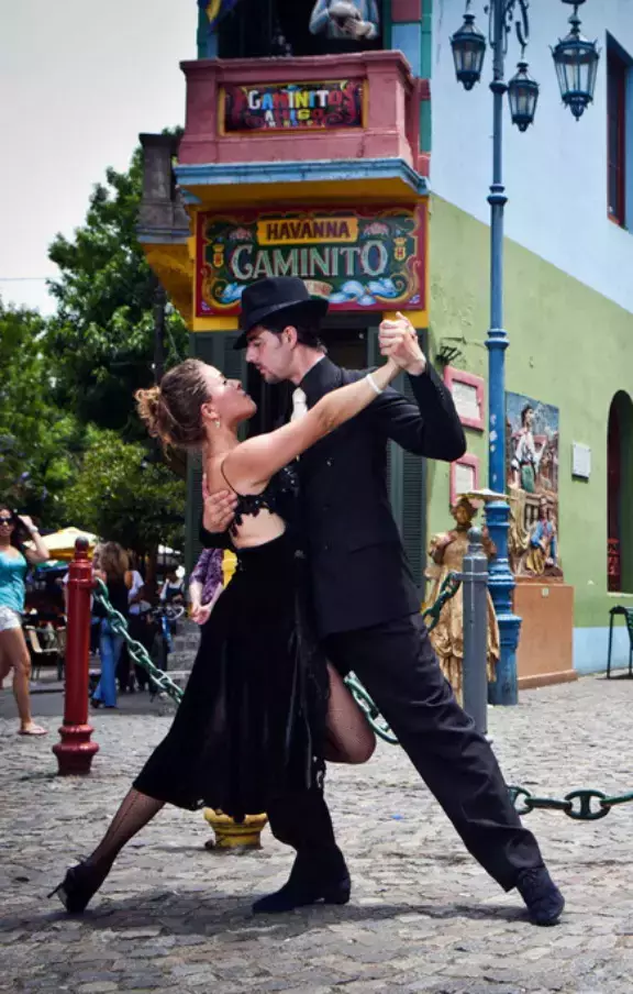 Casal dançando tango em um salão tradicional de Buenos Aires, Argentina. Uma atividade romântica para incluir em seu pacote de viagem