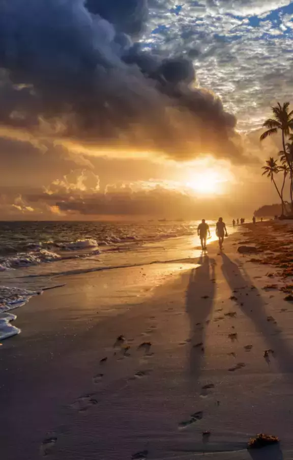 Registro do encantador Porto do Sol em Punta Cana, onde o sol dourado se despede e pinta o céu com tons vibrantes. Um espetáculo diário de beleza e tranquilidade.