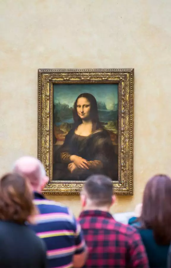 Encante-se com a Mona Lisa, a enigmática obra de Leonardo da Vinci que atrai milhões ao Louvre, Paris.