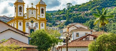 Descubra a histórica Ouro Preto com suas igrejas barrocas douradas, casarões coloniais e ruas de pedra, imersas em uma rica herança cultural