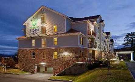 Holiday Inn Express & Suites White River Junction
