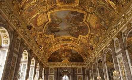 Palace of Versailles: Gardens & Trianon Estate + Guided Tour + Transport