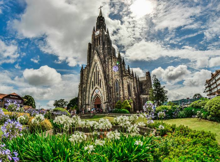 Dia ensolarado com a vista da Paróquia de Nossa Senhora de Lourdes, também conhecida a como a Catedral de Canela.