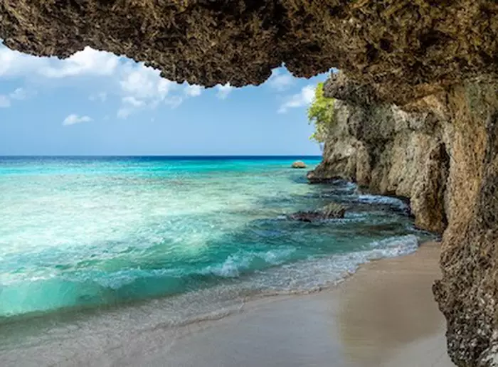Descubra Curaçao, uma ilha paradisíaca no Caribe, famosa por suas praias de águas cristalinas, cultura vibrante e arquitetura colorida. Explore a rica história e mergulhe em aventuras subaquáticas.