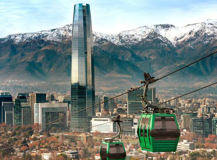 Foto do teleférico em San Cristobal Hill, com vista para uma vista panorâmica de Santiago, e destaque para o prédio Sky Costanera.