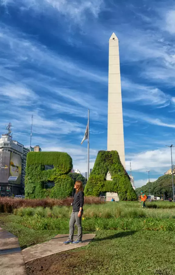 Foto do El Obelisco, um dos monumentos mais icônicos de Buenos Aires, Argentina. Localizado na Avenida 9 de Julho, este marco histórico é um ponto de referência e um must-see em qualquer pacote de viagem para Buenos Aires.