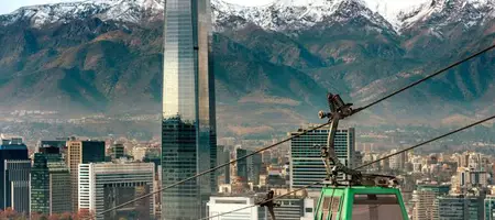 Foto do teleférico em San Cristobal Hill, com vista para uma vista panorâmica de Santiago, e destaque para o prédio Sky Costanera.