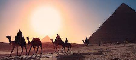 Descubra a mágica do Egito com sua rica história, cultura exuberante, deslumbrantes paisagens e magníficas pirâmides. Explore a terra dos faraós e sinta-se transportado para um mundo antigo.
